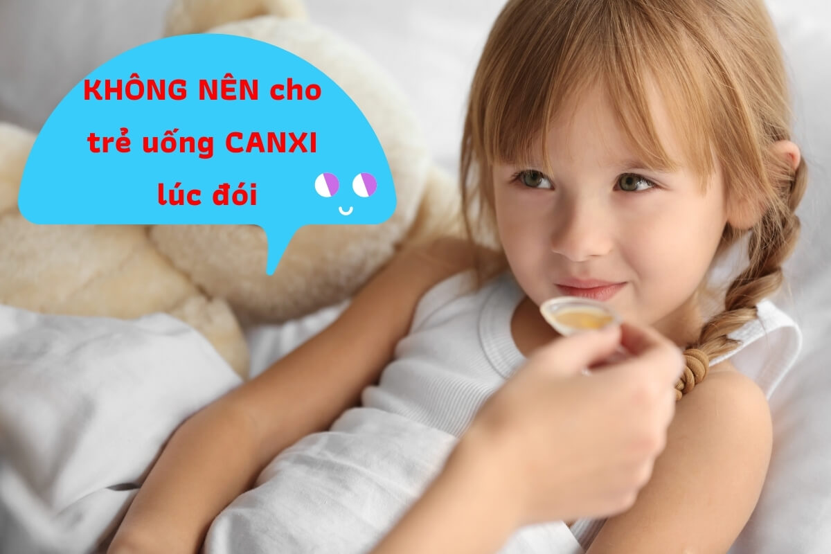 Không nên cho trẻ uống canxi lúc đói
