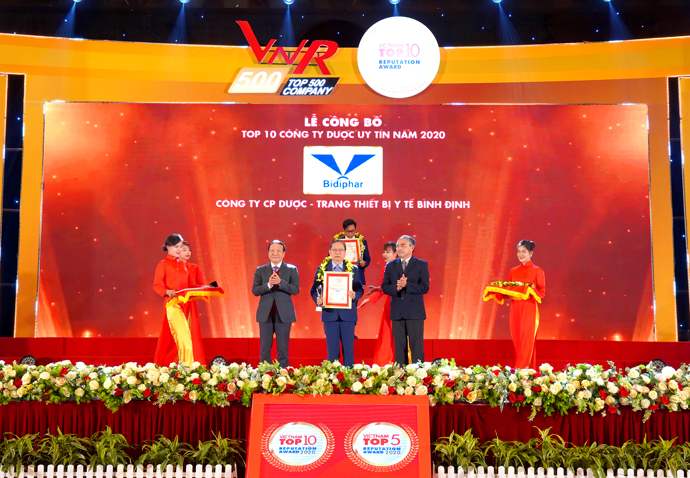 Ông Huỳnh Ngọc Oanh – Phó Tổng Giám đốc Bidiphar nhận chứng nhận Top 10