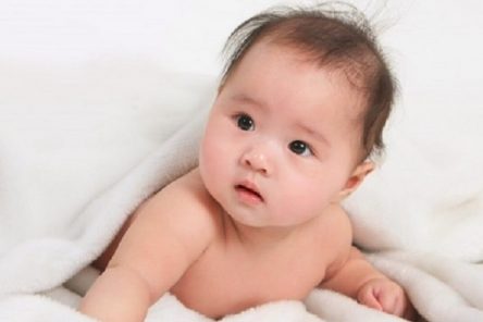 Trẻ rụng tóc trước trán liệu có nguy cơ hói không?